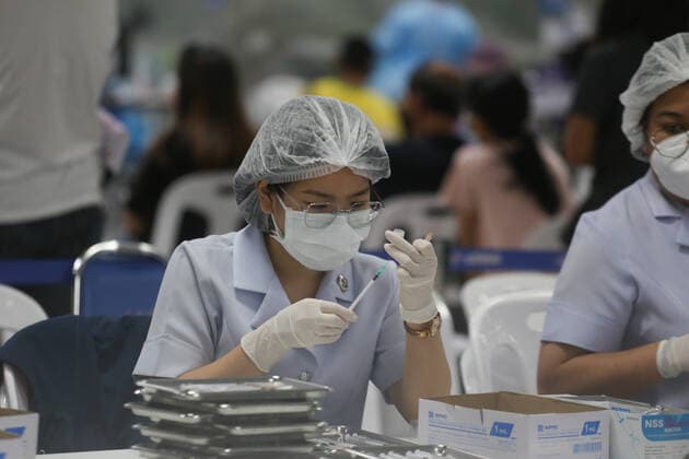 January 8, 2022, Bangkok, Thailand: A health worker prepares a dose of the Pfizer Covid-19 coronavirus vaccine booster shot at Central Vaccination Center Bangkok. Bangkok Thailand - ZUMAs197 20220108_zaa_s197_027 Copyright: xAdisornxChabsungnoenx