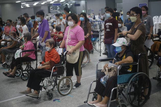 January 8, 2022, Bangkok, Thailand: Elderly citizens wait in wheels chairs to receive a dose of the Pfizer for Covid-19 coronavirus vaccine booster shots at Central Vaccination Center Bangkok. Bangkok Thailand - ZUMAs197 20220108_zaa_s197_028 Copyright: xAdisornxChabsungnoenx