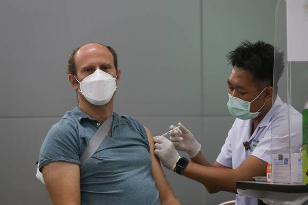 January 8, 2022, Bangkok, Thailand: A health worker inoculates a traveler with a dose of the Pfizer for Covid-19 coronavirus vaccine booster shot at Central Vaccination Center in Bangkok. Bangkok Thailand - ZUMAs197 20220108_zaa_s197_029 Copyright: xAdisornxChabsungnoenx