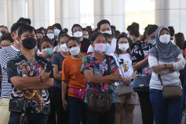 January 8, 2022, Bangkok, Thailand: People wearing facemasks as a preventive measure against the spread of Covid-19 line up to receive coronavirus (Covid-19) vaccine booster shots at Central Vaccination Center Bangkok. Bangkok Thailand - ZUMAs197 20220108_zaa_s197_033 Copyright: xAdisornxChabsungnoenx