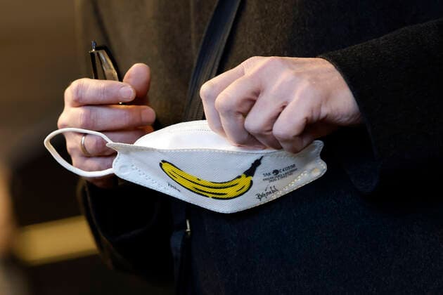 A mouthguard with the typical spray banana by Thomas Baumgärtel at the presentation of the buttons with the vaccination banana in the vaccination center of the city of Cologne in the Lanxess Arena Here also children 5 11 years are vaccinated Fully vaccinated children receive as a gift a button as well as a bravery Foto:xC.xHardtx xFuturexImage