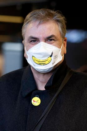 Guido Oberhäuser at the presentation of the buttons of Thomas Baumgärtel with the vaccination banana in the vaccination center of the city of Cologne in the Lanxess Arena Here also children 5 11 years are vaccinated Completely vaccinated children receive as a gift a button as well as a bravery certificate The buttons with the vaccination ban Foto:xC.xHardtx xFuturexImage