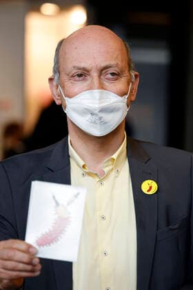 Dr Johannes Nießen at the presentation of the buttons with the vaccination banana by Thomas Baumgärtel in the vaccination center of the city of Cologne in the Lanxess Arena Here also children 5 11 years are vaccinated Completely vaccinated children receive as a gift a button as well as a bravery certificate The buttons with the vaccinatio Foto:xC.xHardtx xFuturexImage