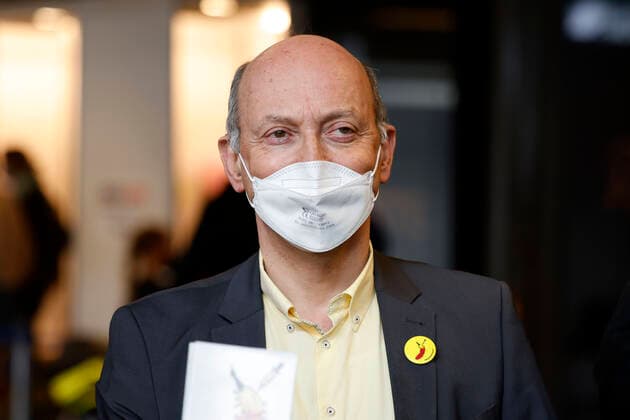 Dr Johannes Nießen at the presentation of the buttons with the vaccination banana by Thomas Baumgärtel in the vaccination center of the city of Cologne in the Lanxess Arena Here also children 5 11 years are vaccinated Completely vaccinated children receive as a gift a button as well as a bravery certificate The buttons with the vaccinatio Foto:xC.xHardtx xFuturexImage