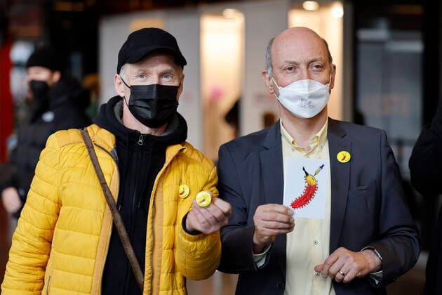 Thomas Baumgärtel and Dr Johannes Nießen at the presentation of the buttons with the vaccination banana in the vaccination center of the city of Cologne in the Lanxess Arena Here also children 5 11 years are vaccinated Completely vaccinated children receive as a gift a button as well as a bravery certificate The buttons with the vaccinati Foto:xC.xHardtx xFuturexImage
