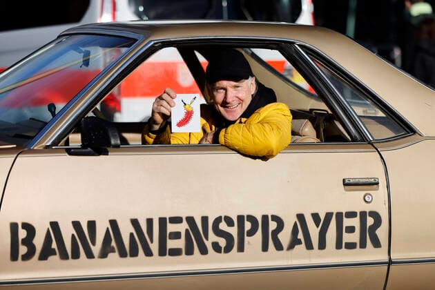 Thomas Baumgärtel in his car at the presentation of the buttons with the vaccination banana in the vaccination center of the city of Cologne in the Lanxess Arena Here also children 5 11 years are vaccinated Completely vaccinated children receive as a gift a button as well as a bravery certificate The buttons with the vaccination banana are to be di Foto:xC.xHardtx xFuturexImage