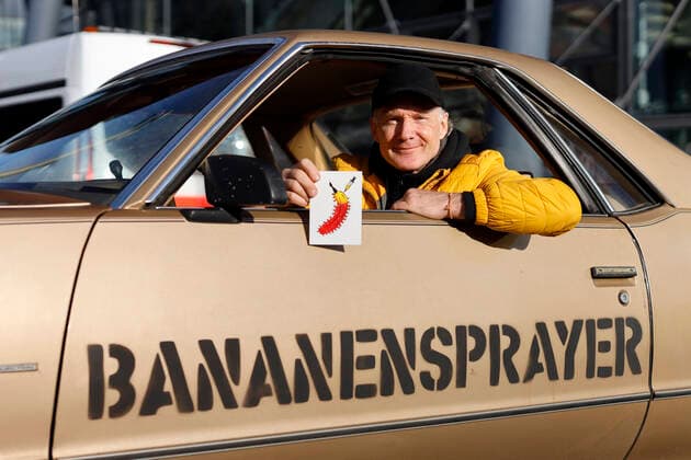 Thomas Baumgärtel in his car at the presentation of the buttons with the vaccination banana in the vaccination center of the city of Cologne in the Lanxess Arena Here also children 5 11 years are vaccinated Completely vaccinated children receive as a gift a button as well as a bravery certificate The buttons with the vaccination banana are to be di Foto:xC.xHardtx xFuturexImage