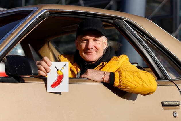 Thomas Baumgärtel in his car at the presentation of the buttons with the vaccination banana in the vaccination center of the city of Cologne in the Lanxess Arena Here also children 5 11 years are vaccinated Completely vaccinated children receive as a gift a button as well as a bravery certificate The buttons with the vaccination banana are to be di Foto:xC.xHardtx xFuturexImage