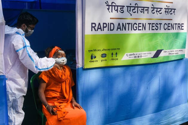 January 8, 2022, Kolkata, West Bengal, India: A health worker collects swab sample from a saint at a gangasagar transit camp in Kolkata , India , on 8 January 2022 Kolkata India - ZUMAc211 20220108_zip_c211_001 Copyright: xDebarchanxChatterjeex