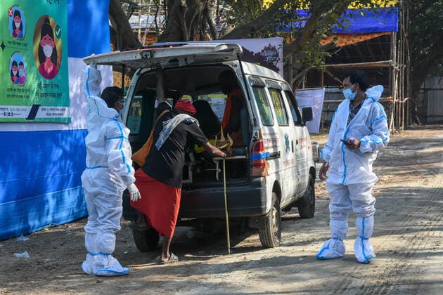January 8, 2022, Kolkata, West Bengal, India: Health worker are seen transporting COVID-19 positive patients from gangasagar transit camp to a quarentine center in Kolkata , India , on 8 January 2022 Kolkata India - ZUMAc211 20220108_zip_c211_004 Copyright: xDebarchanxChatterjeex