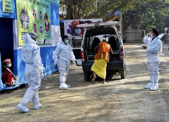Coronavirus Emergency In Kolkata Health worker takes a sadhu after he detects positive in a Gangasagar transit camp amid coronavirus emergency in Kolkata, India, 08 January, 2022. Kolkata India  Copyright: xIndranilxAdityax originalFilename: aditya-notitle220108_npuWN.jpg