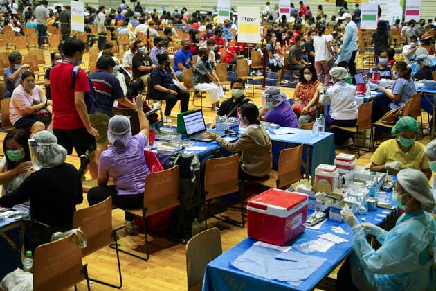 COVID-19 Vaccination Booster The Omicron Variant Outbreak In Thailand. People receive doses of the Pfizer COVID-19 vaccine at a vaccination center inside a stadium in Bangkok, Thailand, 08 January 2022. Bangkok Bangkok Thailand  Copyright: xAnusakxLaowilasx originalFilename: laowilas-notitle220108_npUpq.jpg