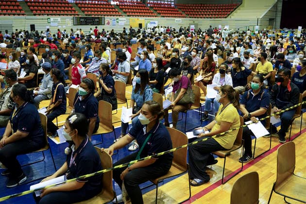 COVID-19 Vaccination Booster The Omicron Variant Outbreak In Thailand. People queue up to receive the COVID-19 vaccine at a vaccination center inside a stadium in Bangkok, Thailand, 08 January 2022. Bangkok Bangkok Thailand  Copyright: xAnusakxLaowilasx originalFilename: laowilas-notitle220108_np9gv.jpg