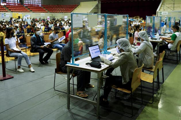 COVID-19 Vaccination Booster The Omicron Variant Outbreak In Thailand. People queue up to register to receive the COVID-19 vaccine at a vaccination center inside a stadium in Bangkok, Thailand, 08 January 2022. Bangkok Bangkok Thailand  Copyright: xAnusakxLaowilasx originalFilename: laowilas-notitle220108_npK3i.jpg