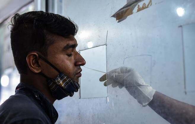 January 8, 2022, Guwahati, India: A health worker collects swab sample for COVID-19 testing at Guwahati Railway Station, in Guwahati, Assam, India on Saturday, Jan. 8, 2022. Daily cases of Covid-19 surged by 21% in 24 hours as India recorded more than hundred thousand fresh infections. Guwahati India - ZUMAt232 20220108_zip_t232_015 Copyright: xDavidxTalukdarx