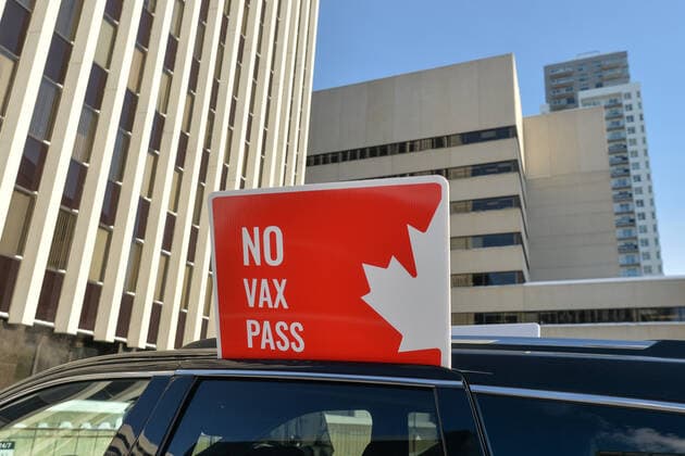The Media Is The Virus Protest In Edmonton A placard with words No Vax Pass attached to the car. Anti-lockdown and anti-vaccination activists meet in the parking lot next to the Alberta Legislature, ahead of the Stand United - The Media Is The Virus! Protest. against Global News, the news and current affairs unit of the Canadian Global Television Network in Edmonton. On Saturday, January 8, 2022, in Edmonton, Alberta, Canada. Edmonton Canada  Copyright: xArturxWidakx originalFilename: widak-themedia220108_np0eU.jpg
