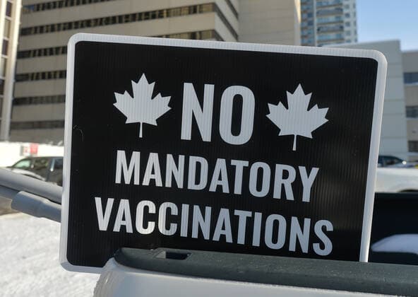 The Media Is The Virus Protest In Edmonton A placard with words No Mandatory Vaccinations attached to the car. Anti-lockdown and anti-vaccination activists meet in the parking lot next to the Alberta Legislature, ahead of the Stand United - The Media Is The Virus! Protest. against Global News, the news and current affairs unit of the Canadian Global Television Network in Edmonton. On Saturday, January 8, 2022, in Edmonton, Alberta, Canada. Edmonton Canada  Copyright: xArturxWidakx originalFilename: widak-themedia220108_npXlv.jpg