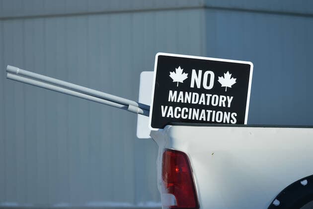 The Media Is The Virus Protest In Edmonton A placard with words No Mandatory Vaccinations attached to the car. Anti-lockdown and anti-vaccination activists meet in the parking lot next to the Alberta Legislature, ahead of the Stand United - The Media Is The Virus! Protest. against Global News, the news and current affairs unit of the Canadian Global Television Network in Edmonton. On Saturday, January 8, 2022, in Edmonton, Alberta, Canada. Edmonton Canada  Copyright: xArturxWidakx originalFilename: widak-themedia220108_npfKP.jpg