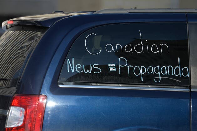 The Media Is The Virus Protest In Edmonton Inscription Canadian News = Propaganda seen on the window of the car. Anti-lockdown and anti-vaccination activists meet in the parking lot next to the Alberta Legislature, ahead of the Stand United - The Media Is The Virus! Protest. against Global News, the news and current affairs unit of the Canadian Global Television Network in Edmonton. On Saturday, January 8, 2022, in Edmonton, Alberta, Canada. Edmonton Canada  Copyright: xArturxWidakx originalFilename: widak-themedia220108_npbwT.jpg