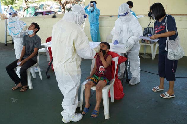 COVID-19 Test To Curb The Omicron. A health worker from Zendai organisation in personal protective equipment (PPE) takes a swab sample for a rapid antigen test, amid the coronavirus disease (COVID-19) pandemic, in Bangkok, Thailand, 09 January 2022. Bangkok Bangkok Thailand  Copyright: xAnusakxLaowilasx originalFilename: laowilas-notitle220109_npdpU.jpg