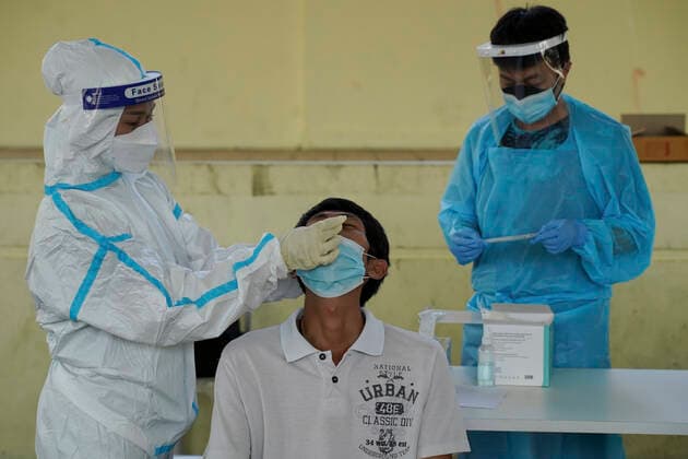 COVID-19 Test To Curb The Omicron. A health worker from Zendai organisation in personal protective equipment (PPE) takes a swab sample for a rapid antigen test, amid the coronavirus disease (COVID-19) pandemic, in Bangkok, Thailand, 09 January 2022. Bangkok Bangkok Thailand  Copyright: xAnusakxLaowilasx originalFilename: laowilas-notitle220109_nprxp.jpg
