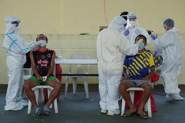 COVID-19 Test To Curb The Omicron. A health worker from Zendai organisation in personal protective equipment (PPE) takes a swab sample for a rapid antigen test, amid the coronavirus disease (COVID-19) pandemic, in Bangkok, Thailand, 09 January 2022. Bangkok Bangkok Thailand  Copyright: xAnusakxLaowilasx originalFilename: laowilas-notitle220109_npeQA.jpg