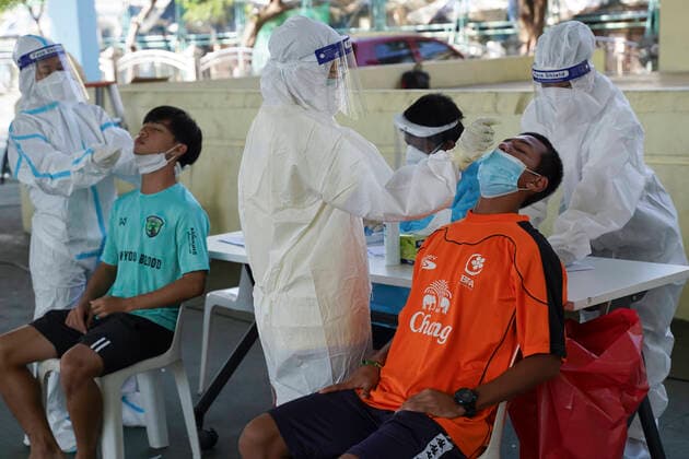 News Bilder des Tages COVID-19 Test To Curb The Omicron. A health worker from Zendai organisation in personal protective equipment (PPE) takes a swab sample for a rapid antigen test, amid the coronavirus disease (COVID-19) pandemic, in Bangkok, Thailand, 09 January 2022. Bangkok Bangkok Thailand  Copyright: xAnusakxLaowilasx originalFilename: laowilas-notitle220109_np3kJ.jpg