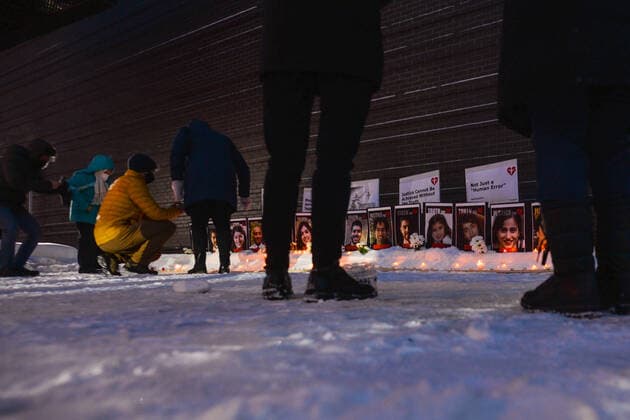 Families Of Flight PS752 Victims Seek Justice Mourners at a candlelight vigil on Edmonton s Whyte Avenue marking the two-year anniversary of the downing of Flight PS752.. On January 8, 2020, the Iranian military shot down Ukrainian Airlines Flight PS752 while the plane was leaving Iranian airspace. 176 passengers and crew were killed, including 57 Canadian citizens and 29 Canadian permanent residents ( including 13 Edmontonians). On Saturday, January 8, 2022, in Edmonton, Alberta, Canada. Edmonton Canada  Copyright: xArturxWidakx originalFilename: widak-families220108_np0bb.jpg