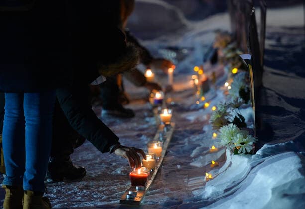Families Of Flight PS752 Victims Seek Justice Mourners at a candlelight vigil on Edmonton s Whyte Avenue marking the two-year anniversary of the downing of Flight PS752.. On January 8, 2020, the Iranian military shot down Ukrainian Airlines Flight PS752 while the plane was leaving Iranian airspace. 176 passengers and crew were killed, including 57 Canadian citizens and 29 Canadian permanent residents ( including 13 Edmontonians). On Saturday, January 8, 2022, in Edmonton, Alberta, Canada. Edmonton Canada  Copyright: xArturxWidakx originalFilename: widak-families220108_npJv9.jpg