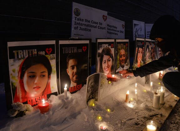 News Bilder des Tages Families Of Flight PS752 Victims Seek Justice A mourner lights a candle at a candlelight vigil on Edmonton s Whyte Avenue marking the two-year anniversary of the downing of Flight PS752.. On January 8, 2020, the Iranian military shot down Ukrainian Airlines Flight PS752 while the plane was leaving Iranian airspace. 176 passengers and crew were killed, including 57 Canadian citizens and 29 Canadian permanent residents ( including 13 Edmontonians). On Saturday, January 8, 2022, in Edmonton, Alberta, Canada. Edmonton Canada  Copyright: xArturxWidakx originalFilename: widak-families220108_np26B.jpg