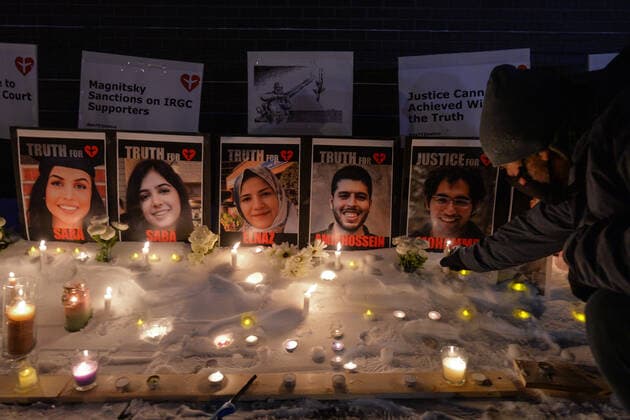 Families Of Flight PS752 Victims Seek Justice A mourner lights a candle at a candlelight vigil on Edmonton s Whyte Avenue marking the two-year anniversary of the downing of Flight PS752.. On January 8, 2020, the Iranian military shot down Ukrainian Airlines Flight PS752 while the plane was leaving Iranian airspace. 176 passengers and crew were killed, including 57 Canadian citizens and 29 Canadian permanent residents ( including 13 Edmontonians). On Saturday, January 8, 2022, in Edmonton, Alberta, Canada. Edmonton Canada  Copyright: xArturxWidakx originalFilename: widak-families220108_npTmN.jpg