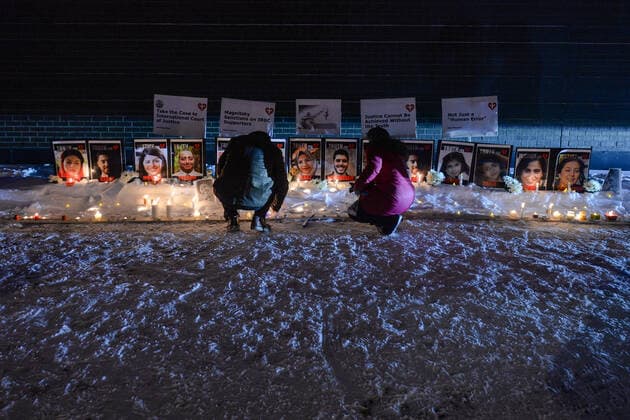 Families Of Flight PS752 Victims Seek Justice Mourners at a candlelight vigil on Edmonton s Whyte Avenue marking the two-year anniversary of the downing of Flight PS752.. On January 8, 2020, the Iranian military shot down Ukrainian Airlines Flight PS752 while the plane was leaving Iranian airspace. 176 passengers and crew were killed, including 57 Canadian citizens and 29 Canadian permanent residents ( including 13 Edmontonians). On Saturday, January 8, 2022, in Edmonton, Alberta, Canada. Edmonton Canada  Copyright: xArturxWidakx originalFilename: widak-families220108_np5Oi.jpg