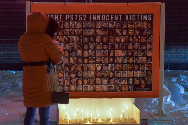 Families Of Flight PS752 Victims Seek Justice A mourner seen at a candlelight vigil on Edmonton s Whyte Avenue marking the two-year anniversary of the downing of Flight PS752.. On January 8, 2020, the Iranian military shot down Ukrainian Airlines Flight PS752 while the plane was leaving Iranian airspace. 176 passengers and crew were killed, including 57 Canadian citizens and 29 Canadian permanent residents ( including 13 Edmontonians). On Saturday, January 8, 2022, in Edmonton, Alberta, Canada. Edmonton Canada  Copyright: xArturxWidakx originalFilename: widak-families220108_np4kZ.jpg