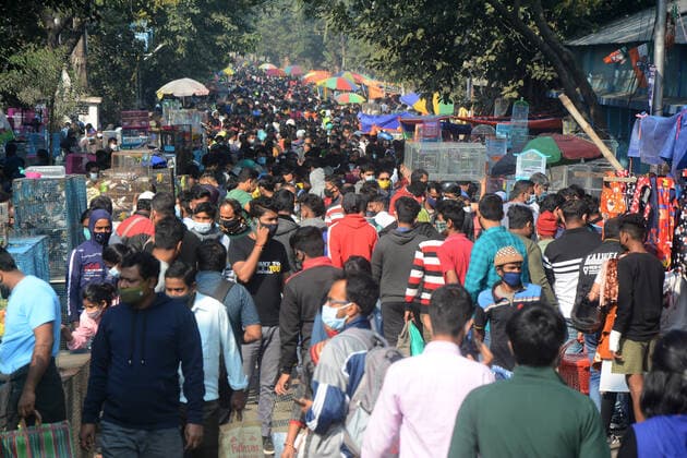 India: Crowd in pet market in Covid pandemic at Gallif street Massive crowd in pet market in Codvid pandemic situation. It was the largest and the oldest pet market of Kolkata.This pet Market, also known as the Bagbazar Sokher Haat . The city of joy holds the pet market every Sunday from early in the morning to the late afternoon.It was written in paper to maintain social distancing and covid protocols.But somehow most of the people forgot that every day the number of active Covid cases is more than 1 lakh. Kolkata West Bengal India Galiff Street Copyright: RahulxSadhukhan