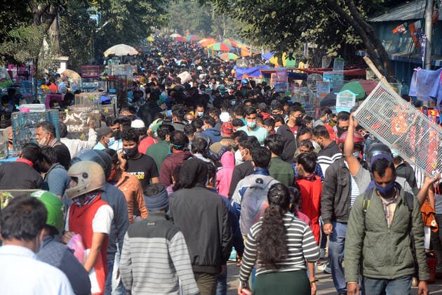 India: Crowd in pet market in Covid pandemic at Gallif street Massive crowd in pet market in Codvid pandemic situation. It was the largest and the oldest pet market of Kolkata.This pet Market, also known as the Bagbazar Sokher Haat . The city of joy holds the pet market every Sunday from early in the morning to the late afternoon.It was written in paper to maintain social distancing and covid protocols.But somehow most of the people forgot that every day the number of active Covid cases is more than 1 lakh. Kolkata West Bengal India Galiff Street Copyright: RahulxSadhukhan