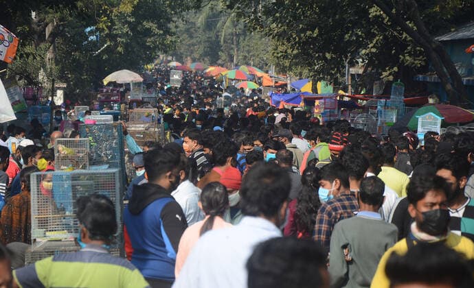 India: Crowd in pet market in Covid pandemic at Gallif street Massive crowd in pet market in Codvid pandemic situation. It was the largest and the oldest pet market of Kolkata.This pet Market, also known as the Bagbazar Sokher Haat . The city of joy holds the pet market every Sunday from early in the morning to the late afternoon.It was written in paper to maintain social distancing and covid protocols.But somehow most of the people forgot that every day the number of active Covid cases is more than 1 lakh. Kolkata West Bengal India Galiff Street Copyright: RahulxSadhukhan