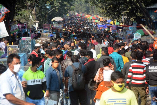 India: Crowd in pet market in Covid pandemic at Gallif street Massive crowd in pet market in Codvid pandemic situation. It was the largest and the oldest pet market of Kolkata.This pet Market, also known as the Bagbazar Sokher Haat . The city of joy holds the pet market every Sunday from early in the morning to the late afternoon.It was written in paper to maintain social distancing and covid protocols.But somehow most of the people forgot that every day the number of active Covid cases is more than 1 lakh. Kolkata West Bengal India Galiff Street Copyright: RahulxSadhukhan