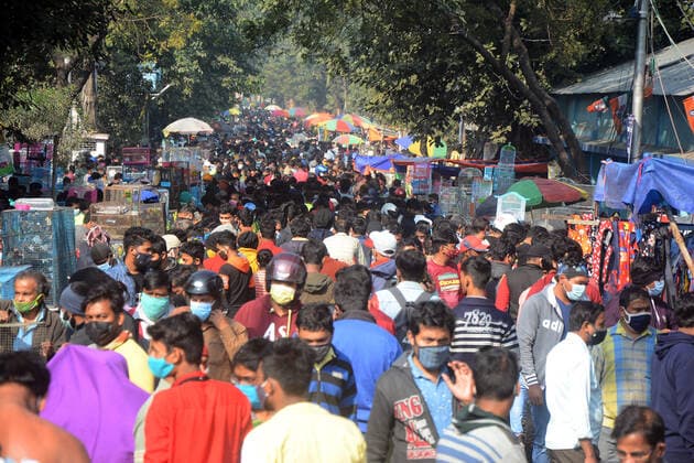 News Bilder des Tages India: Crowd in pet market in Covid pandemic at Gallif street Massive crowd in pet market in Codvid pandemic situation. It was the largest and the oldest pet market of Kolkata.This pet Market, also known as the Bagbazar Sokher Haat . The city of joy holds the pet market every Sunday from early in the morning to the late afternoon.It was written in paper to maintain social distancing and covid protocols.But somehow most of the people forgot that every day the number of active Covid cases is more than 1 lakh. Kolkata West Bengal India Galiff Street Copyright: RahulxSadhukhan