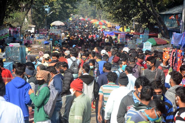 India: Crowd in pet market in Covid pandemic at Gallif street Massive crowd in pet market in Codvid pandemic situation. It was the largest and the oldest pet market of Kolkata.This pet Market, also known as the Bagbazar Sokher Haat . The city of joy holds the pet market every Sunday from early in the morning to the late afternoon.It was written in paper to maintain social distancing and covid protocols.But somehow most of the people forgot that every day the number of active Covid cases is more than 1 lakh. Kolkata West Bengal India Galiff Street Copyright: RahulxSadhukhan