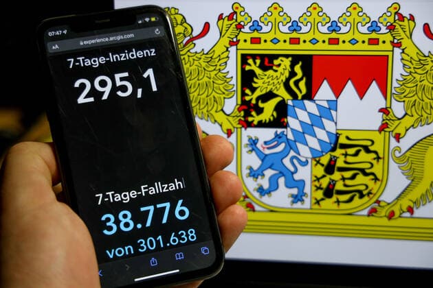 Coronavirus in Germany Covid 19 Dashboard of the Robert Koch Institute DEU, Germany, Bavaria 09 01 2022 The 7-day incidence for the state Cases last 7 days 100 000 p.e. is displayed on an iPhone, in the background the state coat of arms