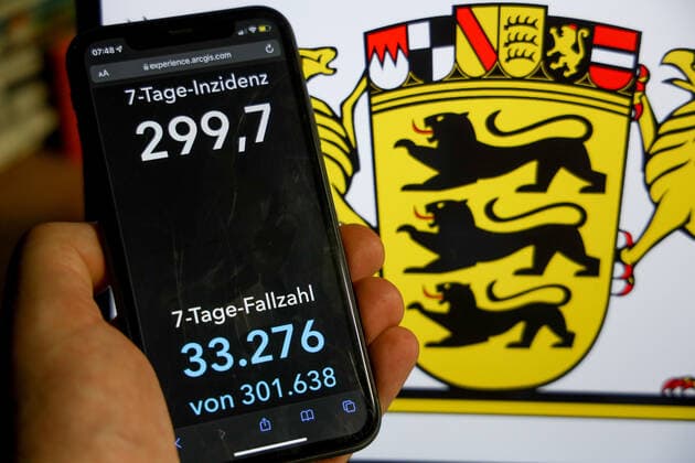 Coronavirus in Germany Covid 19 Dashboard of the Robert Koch Institute DEU, Germany, Baden Württemberg 09 01 2022 The 7-day incidence for the state Cases last 7 days 100 000 p.e. is displayed on an iPhone, with the state coat of arms in the background