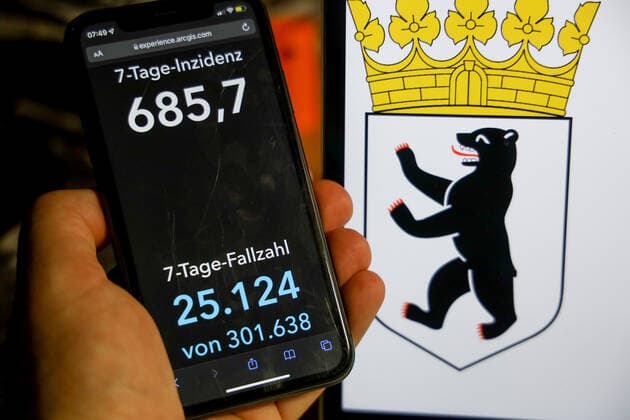 Coronavirus in Germany Covid 19 Dashboard of the Robert Koch Institute DEU, Germany, Berlin 09 01 2022 The 7 day incidence for the state Cases last 7 days 100 000 PE is displayed on an iPhone, with the state coat of arms in the background.