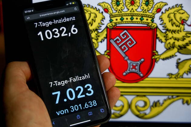 Coronavirus in Germany Covid 19 Dashboard of the Robert Koch Institute DEU, Germany, Bremen 09 01 2022 The 7-day incidence for the state Cases last 7 days 100 000 PE is displayed on an iPhone, with the state coat of arms in the background.