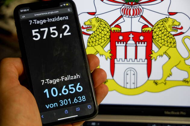 Coronavirus in Germany Covid 19 Dashboard of the Robert Koch Institute DEU, Germany, Hamburg 09 01 2022 The 7-day incidence for the state Cases last 7 days 100 000 PE is displayed on an iPhone, with the state coat of arms in the background.