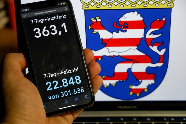 Coronavirus in Germany Covid 19 Dashboard of the Robert Koch Institute DEU, Germany, Hesse 09 01 2022 The 7-day incidence for the state Cases last 7 days 100 000 PE is displayed on an iPhone, with the state coat of arms in the background.