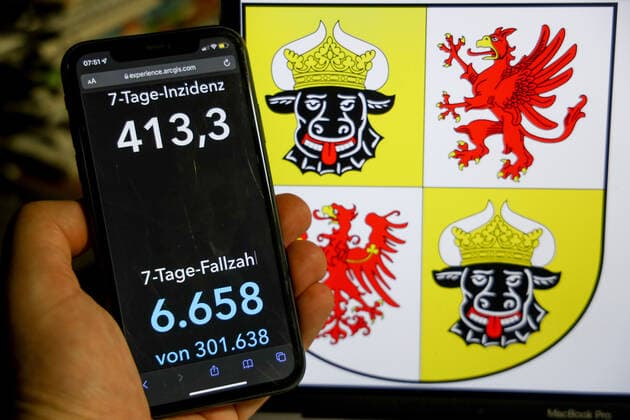 Coronavirus in Germany Covid 19 Dashboard of the Robert Koch Institute DEU, Germany, Mecklenburg Vorpommern 09 01 2022 The 7-day incidence for the state Cases last 7 days 100 000 PE is displayed on an iPhone, with the state coat of arms in the background.