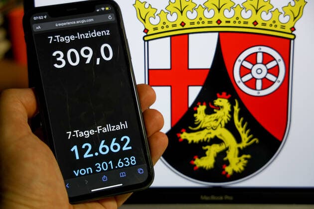 Coronavirus in Germany Covid 19 Dashboard of the Robert Koch Institute DEU, Germany, Rhineland-Palatinate 09 01 2022 The 7-day incidence for the state Cases last 7 days 100 000 p.e. is displayed on an iPhone, with the state coat of arms in the background