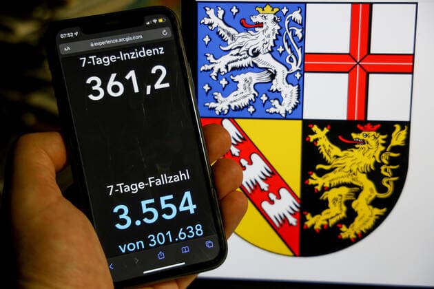 Coronavirus in Germany Covid 19 Dashboard of the Robert Koch Institute DEU, Germany, Saarland 09 01 2022 The 7-day incidence for the state Cases last 7 days 100 000 PE is displayed on an iPhone, with the state coat of arms in the background.