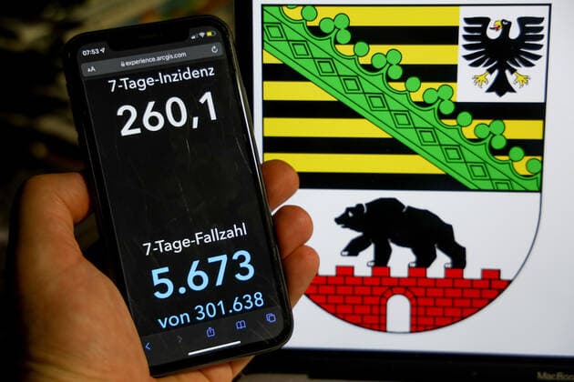 Coronavirus in Germany Covid 19 Dashboard of the Robert Koch Institute DEU, Germany, Saxony Anhalt 09 01 2022 The 7-day incidence for the state Cases last 7 days 100 000 p.e. is displayed on an iPhone, in the background the state coat of arms