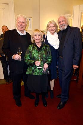 Dagmar Biener mit Ehemann Joachim Zerbster und Achim Wolff mit Ehefrau Rita Feldmeier bei der Premiere des Theaterstücks Rent A Friend im Schlosspark Theater. Berlin, 08.01.2022 *** Dagmar Biener with husband Joachim Zerbster and Achim Wolff with wife Rita Feldmeier at the premiere of the play Rent A Friend at Schlosspark Theater Berlin, 08 01 2022 Foto:xF.xKernx xFuturexImage